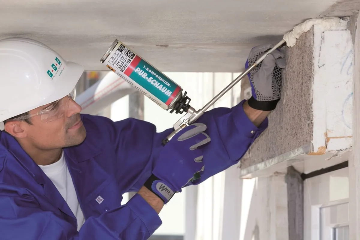 Kann ich Bauschaum einfach überputzen?