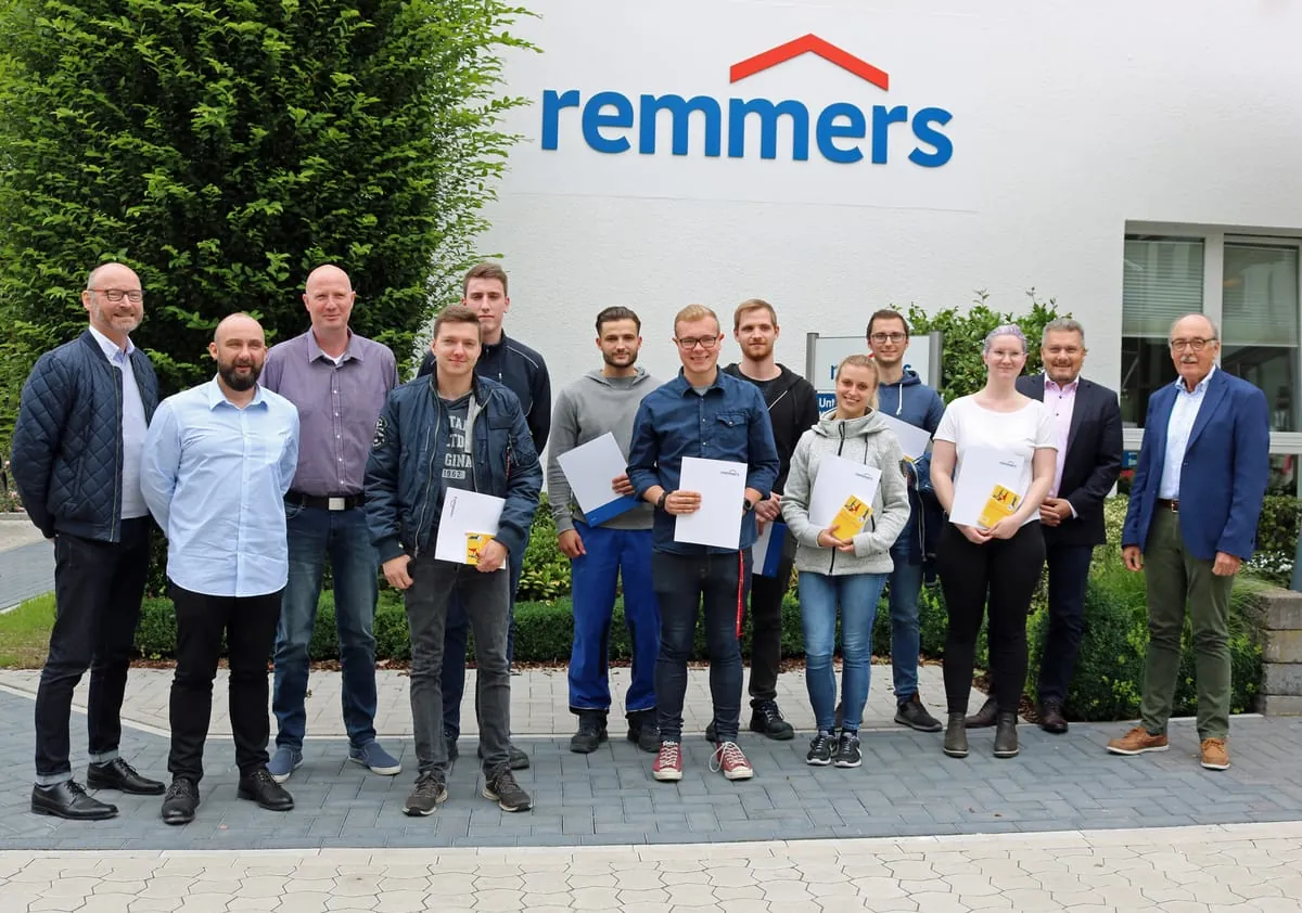 Remmers gratuliert erfolgreichen Ausbildungs-Absolventen