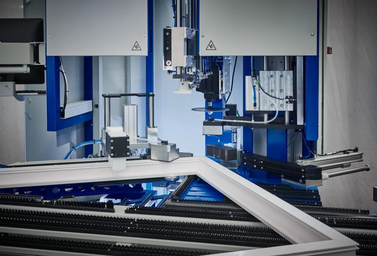 Neue Verputzmaschine in der Kunststofffenster-Fertigung