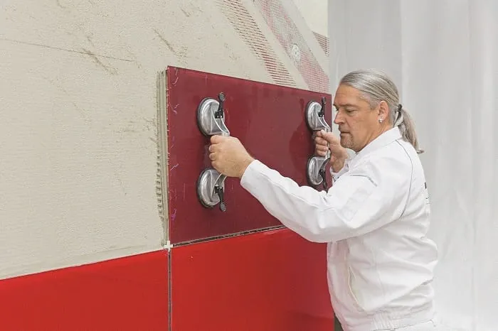 Glas in sechs Schritten auf WDVS-System verkleben