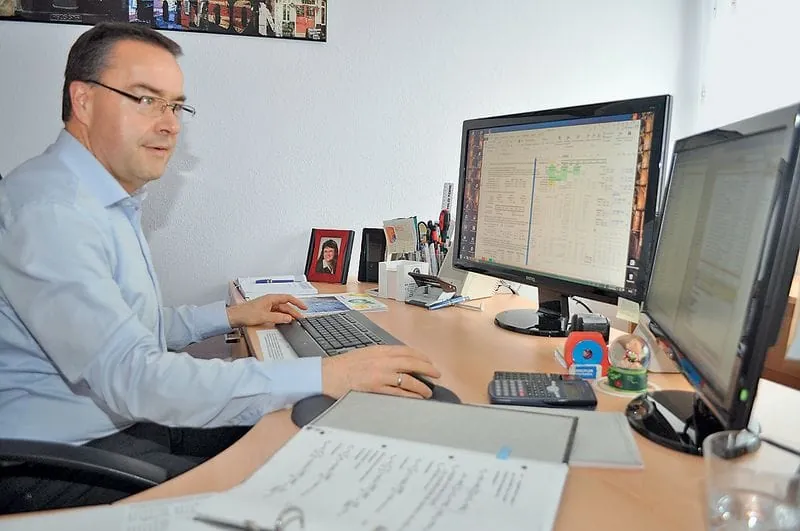 Dieser Mann schaut genau hin