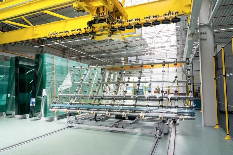 Isolierglas verladen, auflegen und schneiden in Rekordzeit