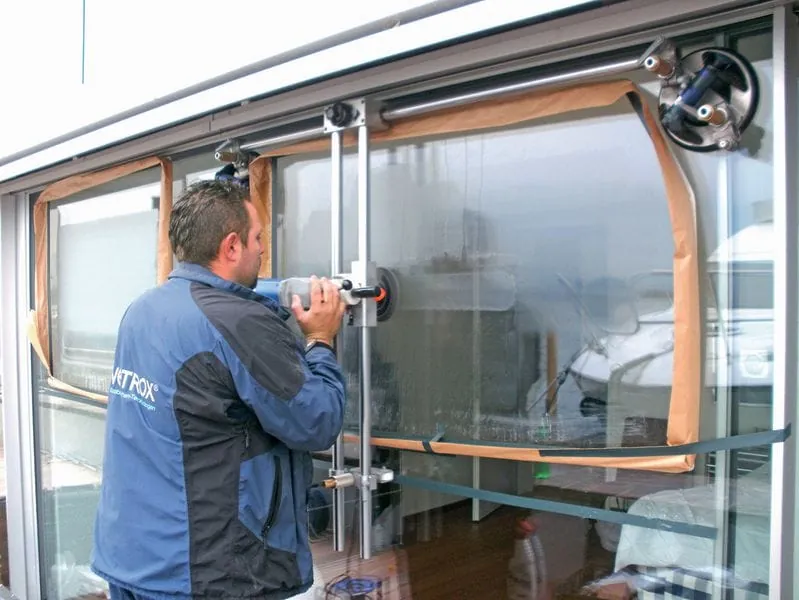 Verkratztes Glas nicht tauschen, sondern schleifen und polieren