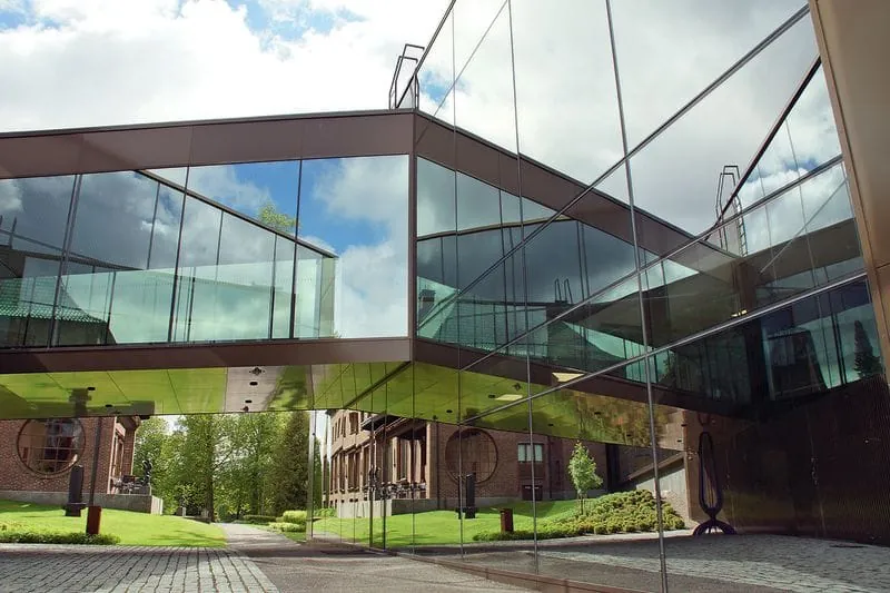 Hier spielen Glasfassaden mit der Natur