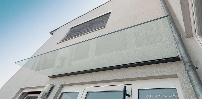 1 Vordach aus Ganzglas