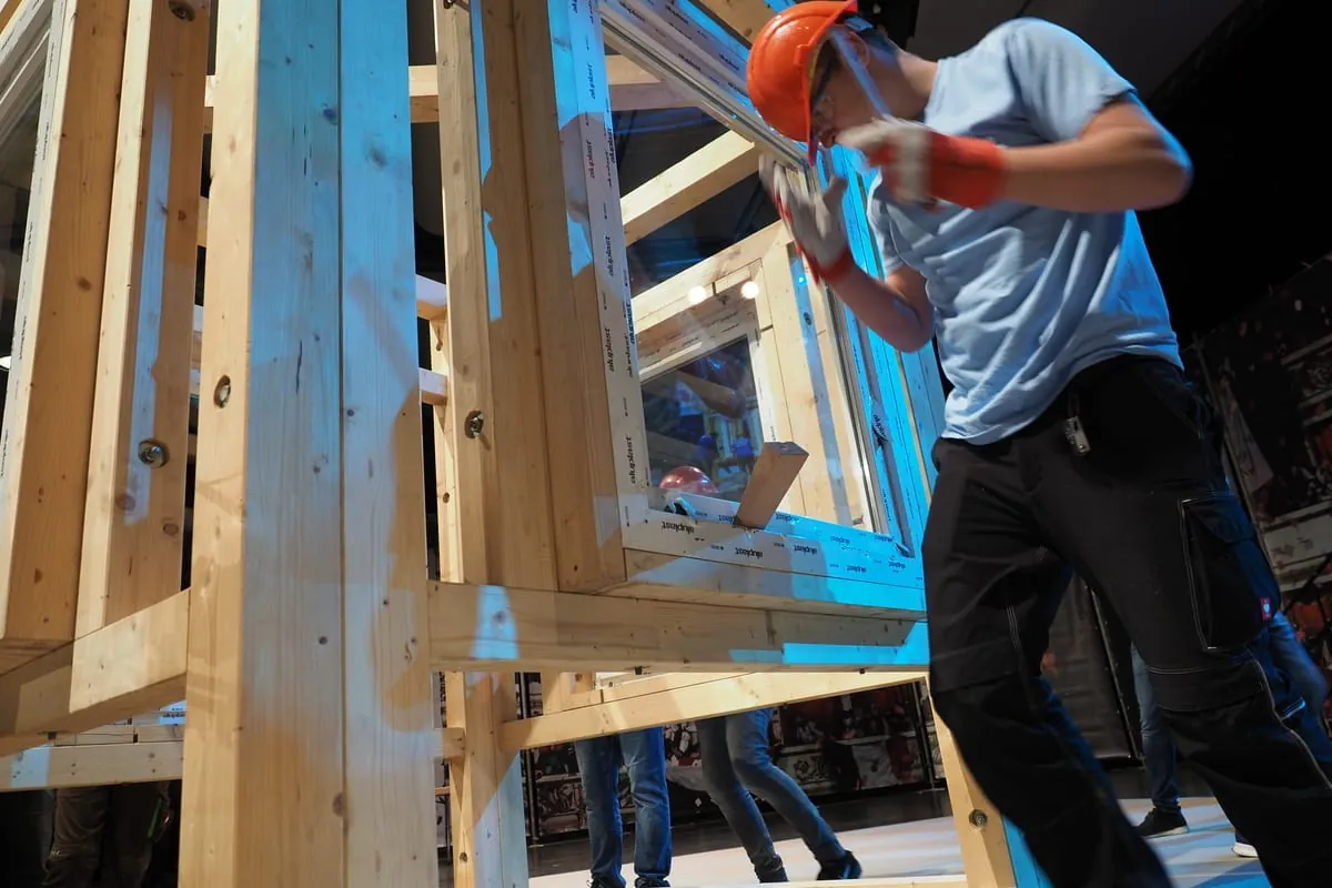 Handwerker Games: Spaß beim Fenster-Aufhebeln