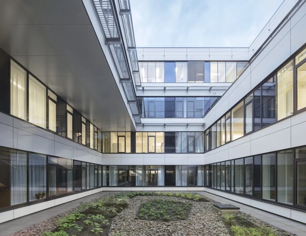 Innenhof-Fassaden mit Brandschutzglas