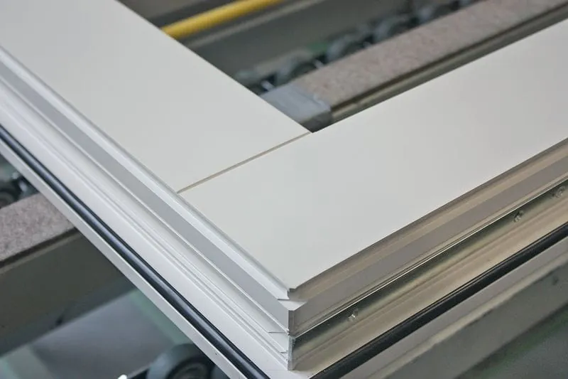 Das PVC-Fenster mit senkrechter oder waagerechter Ecke