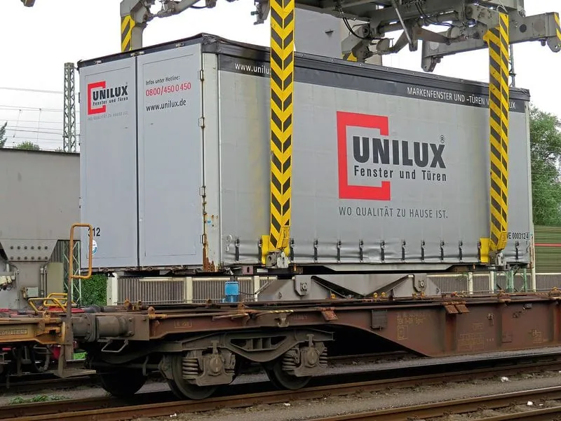 Fensterelemente kommen mit der Bahn