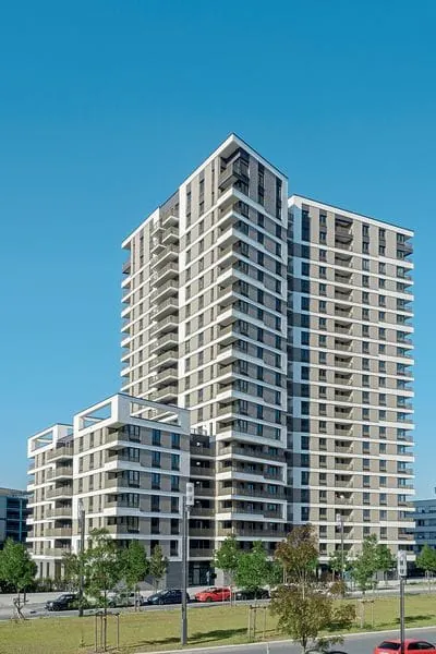 Kunststoff kann es auch im Hochhaus