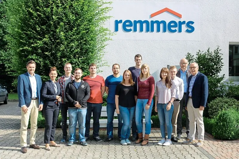 Gruppe zeichnet neun Auszubildende aus