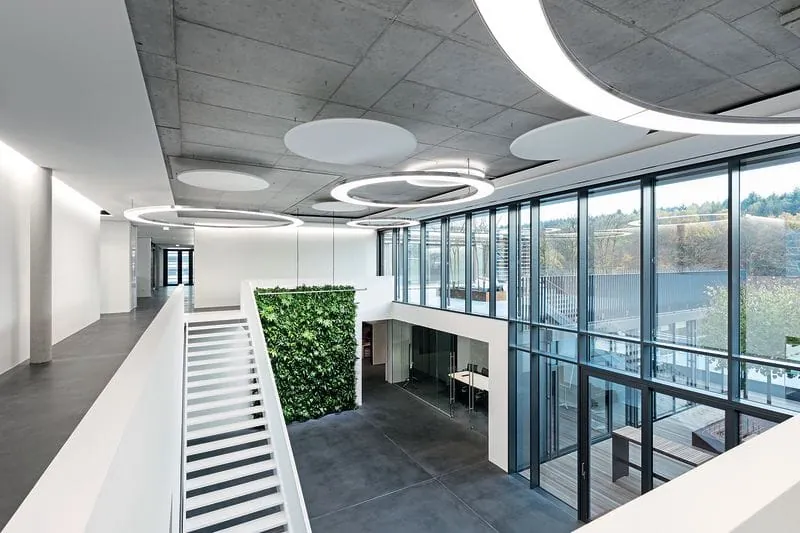 Gläserne Bürowelt mit Blick auf den Schwarzwald