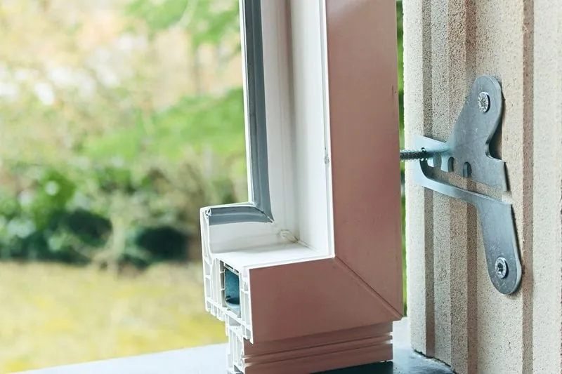 Auf dem Höhepunkt der Fenstermontage