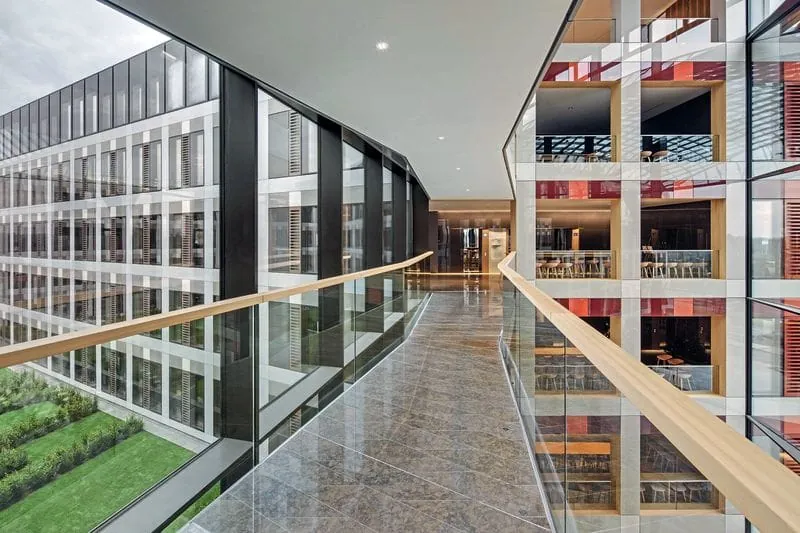 Gläsernes Geländer lässt Handlauf fliegen