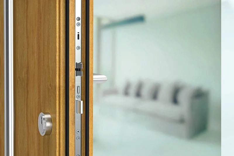 Mechanische Beschläge, elektronische Komponenten