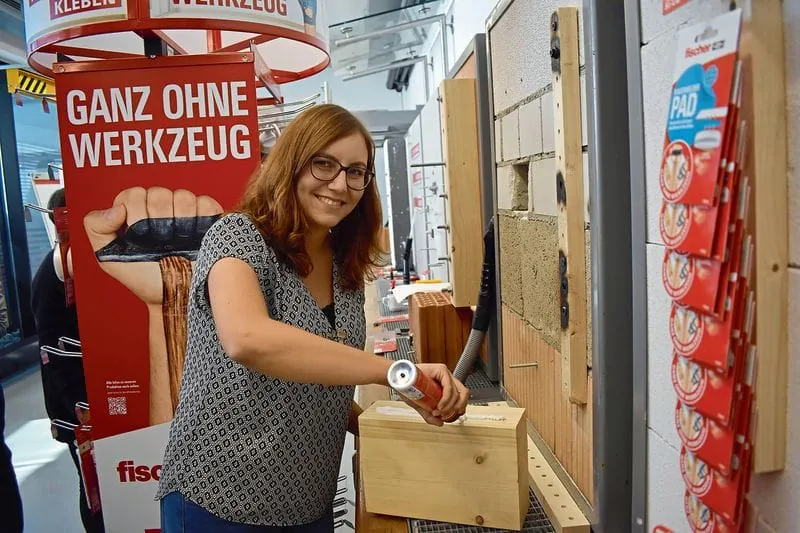 GFF-Redakteurin testet Fischer Kleber im Presspack