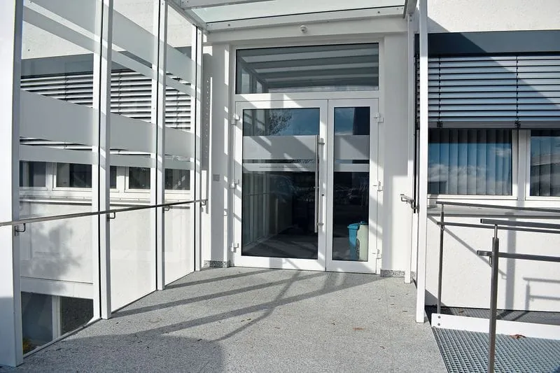 DIN 18008 Teil 1 und 2 vom Normenausschuss beschlossen