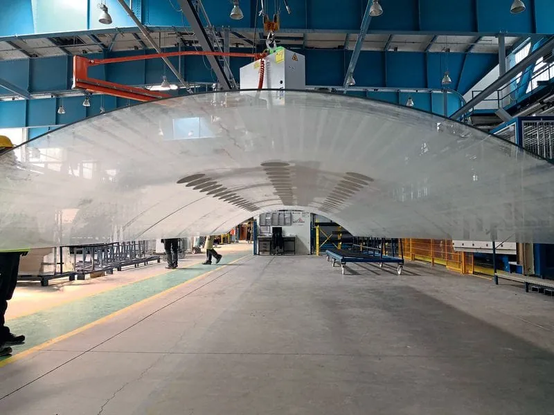 Gebogenes Glas im XXL-Format