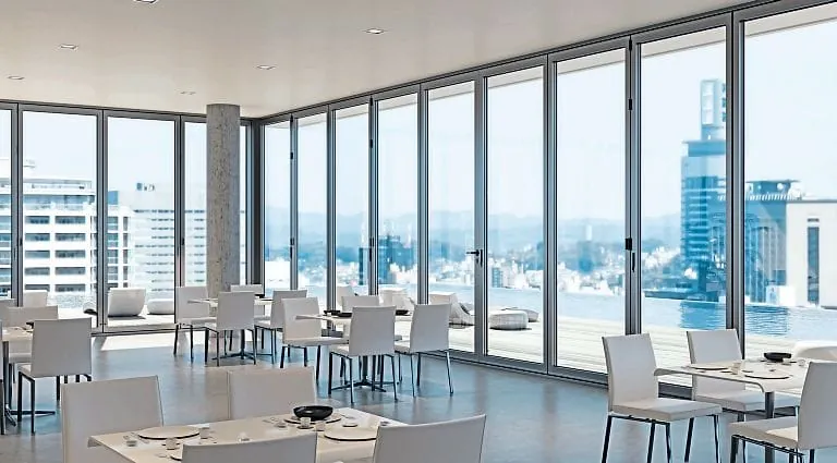 Wicona: Faltschiebe-Türsystem mit bis zu zehn Flügeln