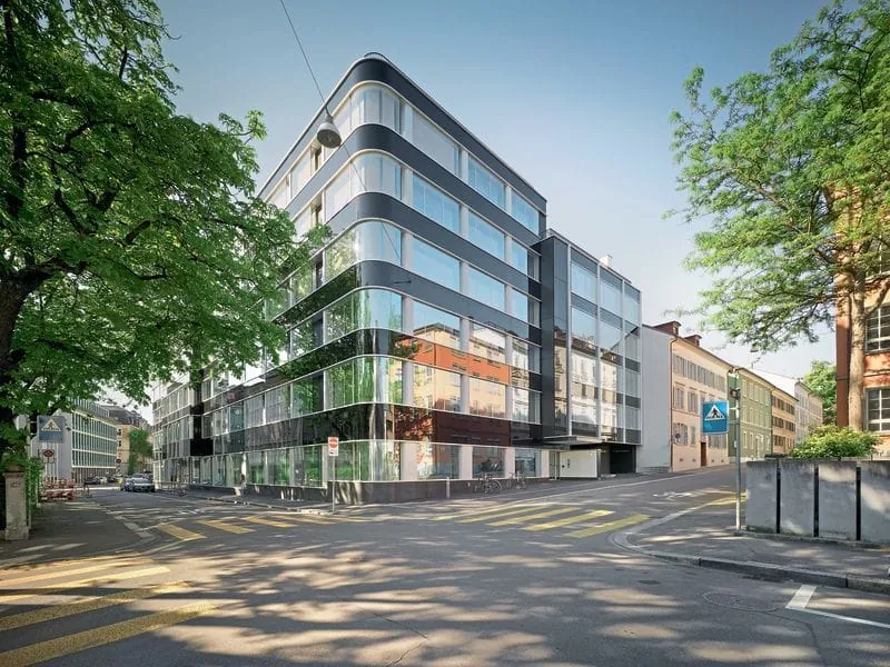 Edles Erscheinungsbild mit gebogener Closed Cavity Fassade