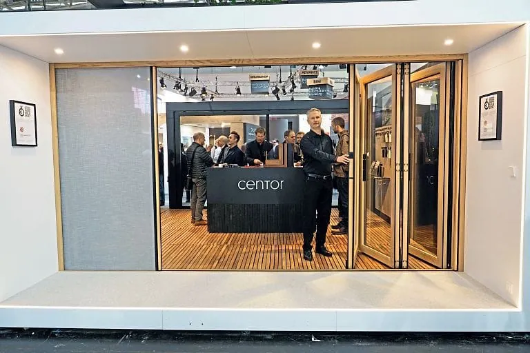 Staubsauger am Fenster, Verklotzung ohne Klotz