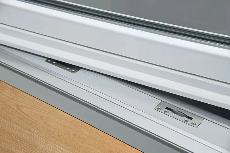 Beschlag für sichere Nullbarriere-Drehkipptüren