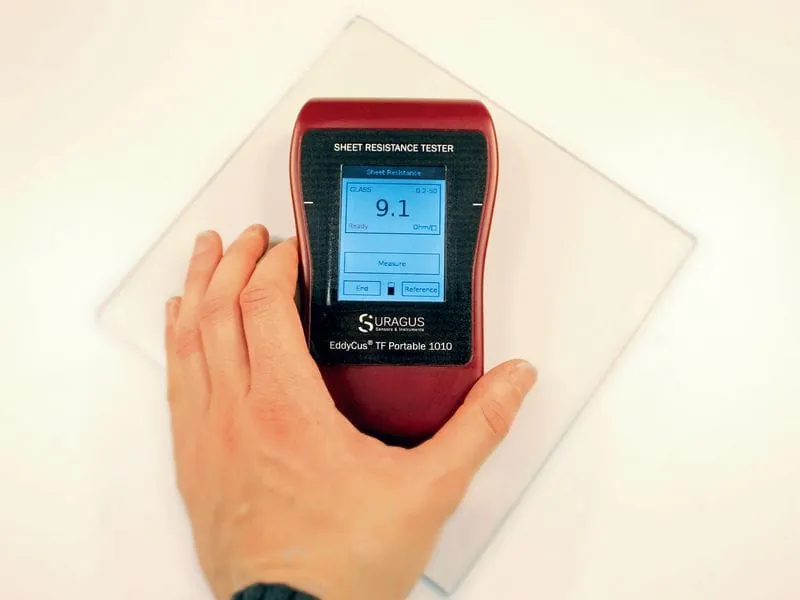 Mit Handgerät die Qualität von Low E-Beschichtungen testen
