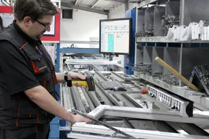 Klaes e -prod am Beschlagtisch