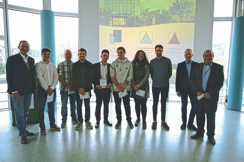 Sieben junge Menschen für Leistung belohnt