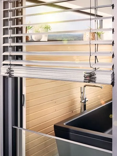 VisioNeo von Warema: Sonnenschutz mit integrierter Absturzsicherung