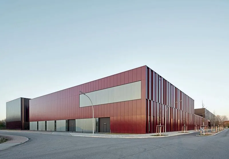 Metallfassade symbolisiert Bühnenvorhang