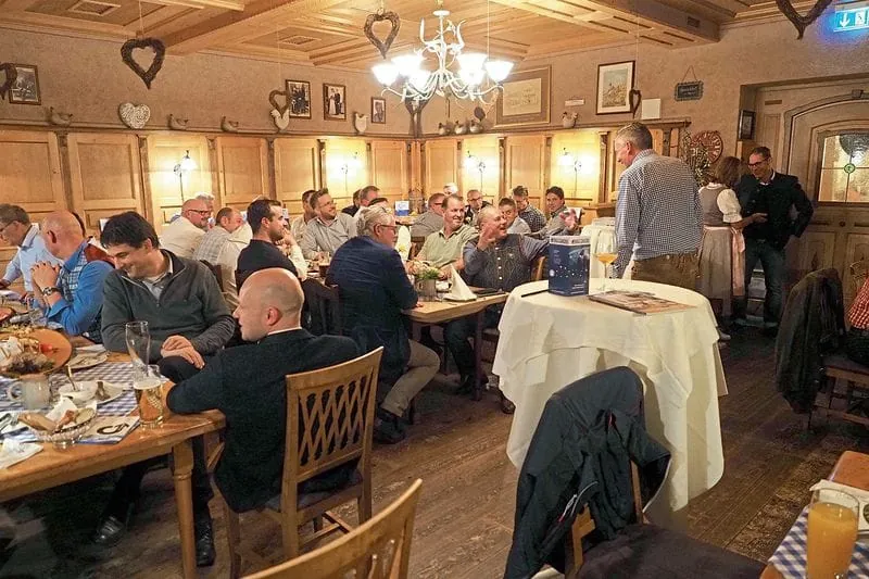 In lockerer Atmosphäre Geschäftsbeziehungen knüpfen