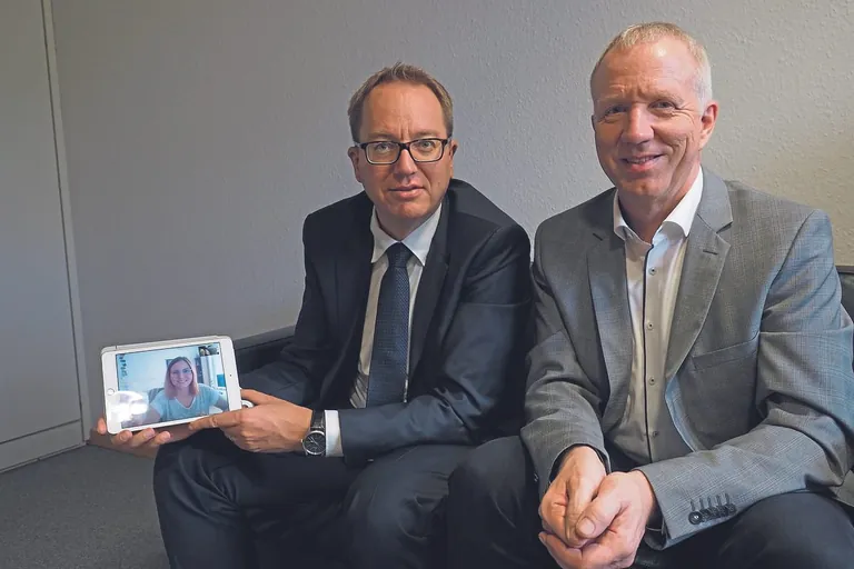 Waldemar D&ouml;rr (re.) spricht mit GFF-Chefredakteur und GFF-Redakteurin Andrea Mateja &uuml;ber die EuroSkills 2020