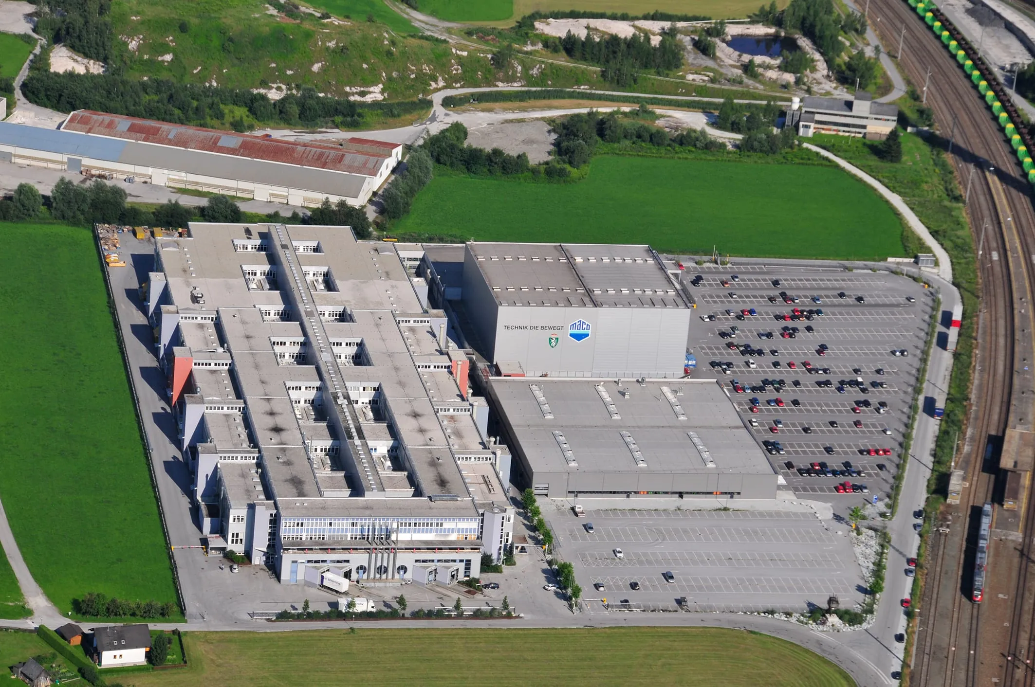 Maco rüstet Scheren für Drehkipp-Beschläge nach