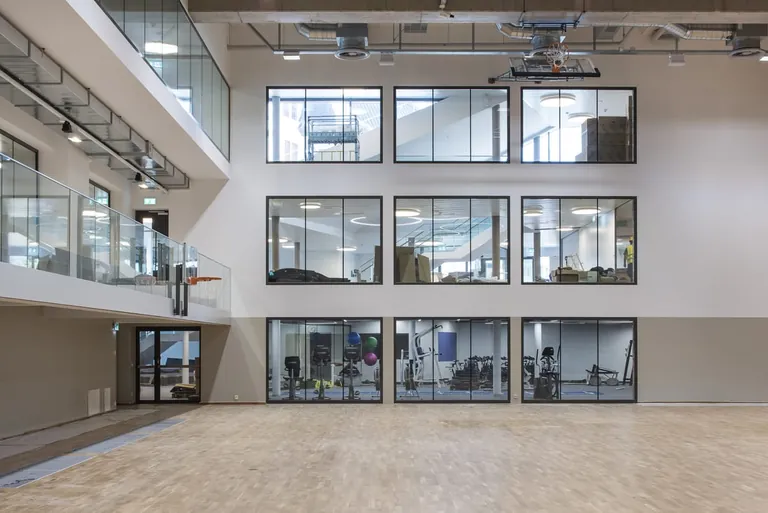 Sporthalle mit Brandschutzverglasung