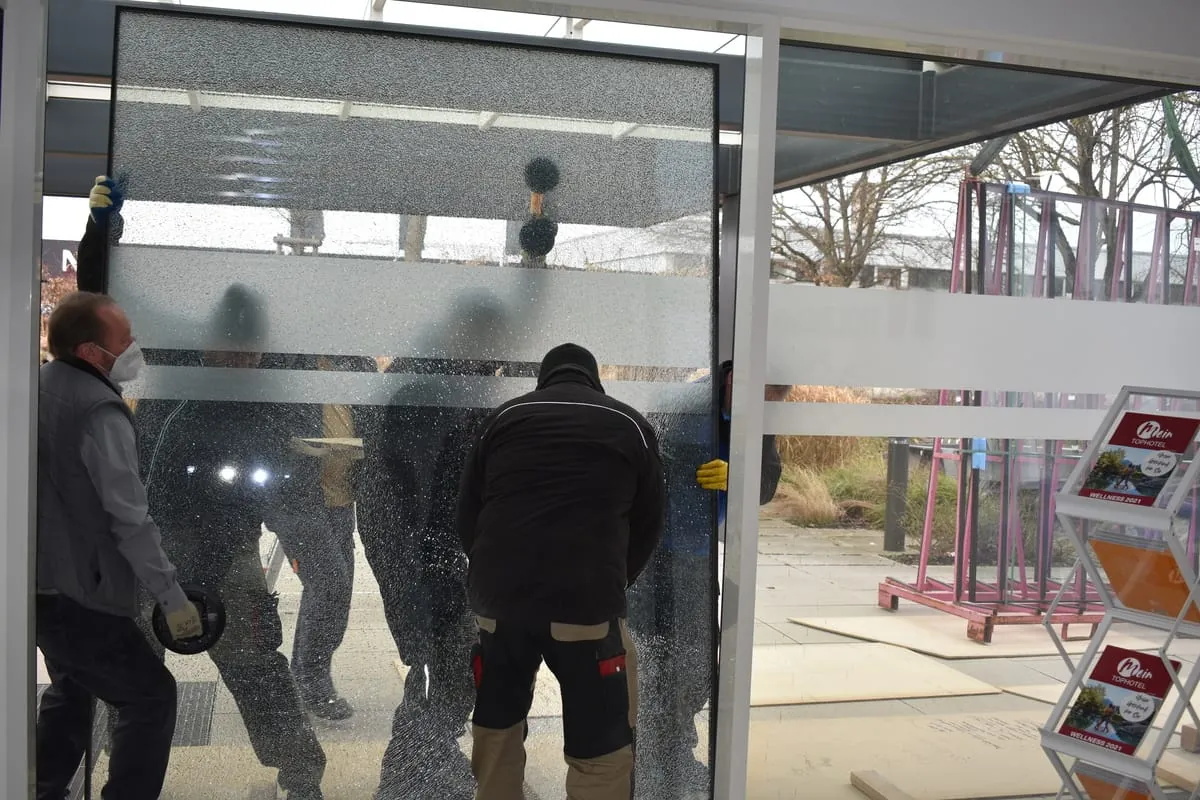 Scheibentausch am Verlagsgebäude: GFF war live dabei