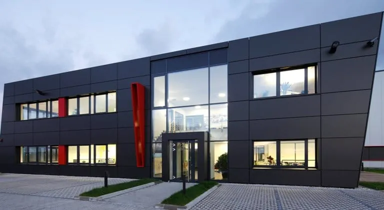 Schrag zeigt sein Gesicht mit der Fassade