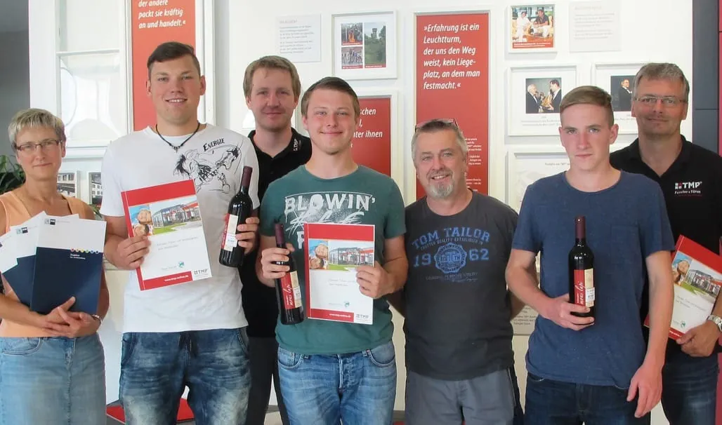 Arbeitsverträge feierlich übergeben