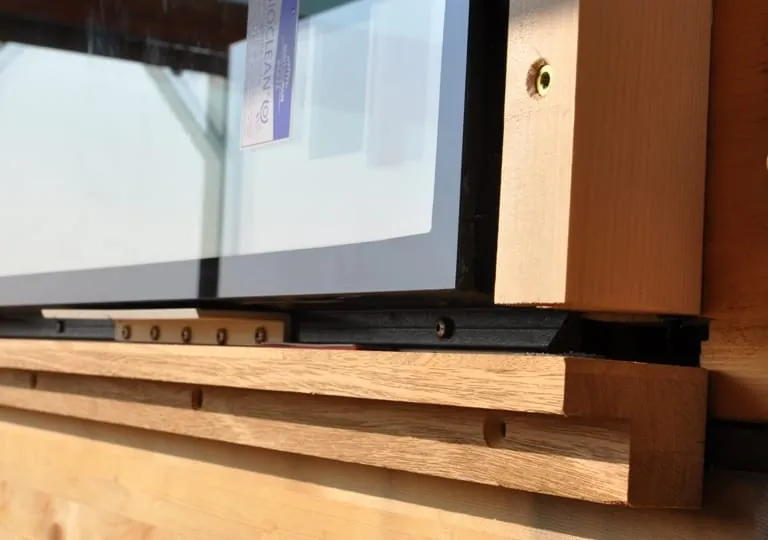 Knapp zeigt Holz-Glas-Fassade live