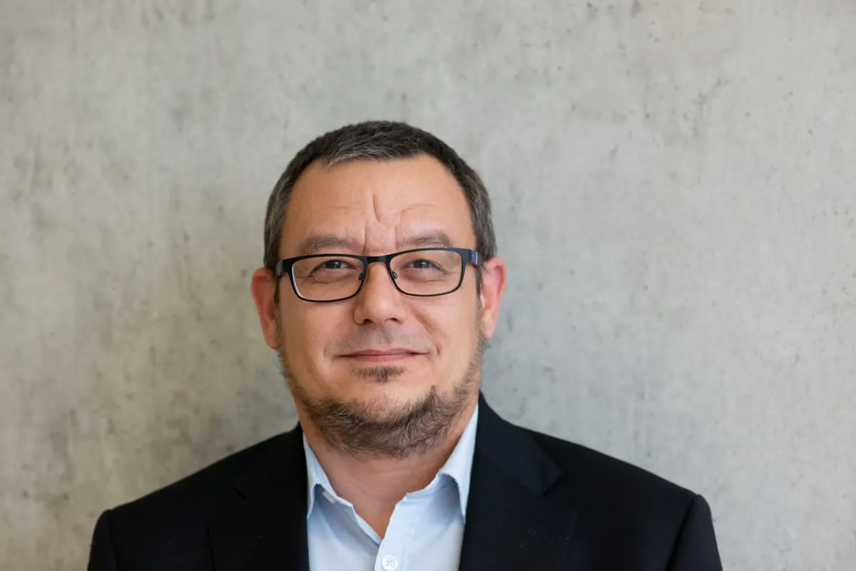 Fassadenreinigung und Metallfassadensanierung unter einem Dach vereint