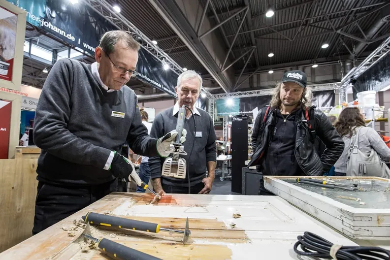 Die Restaurierung einer alten T&uuml;r wird gezeigt.