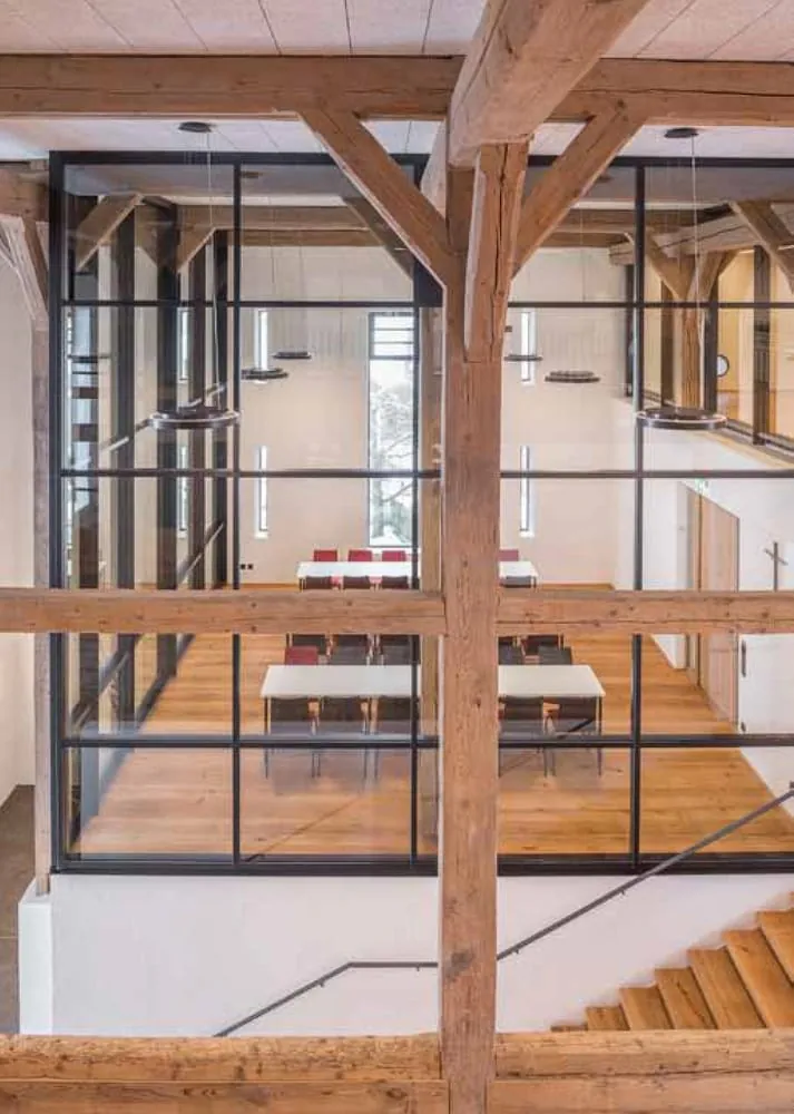Lichter Raum in Holz, Stahl und Glas