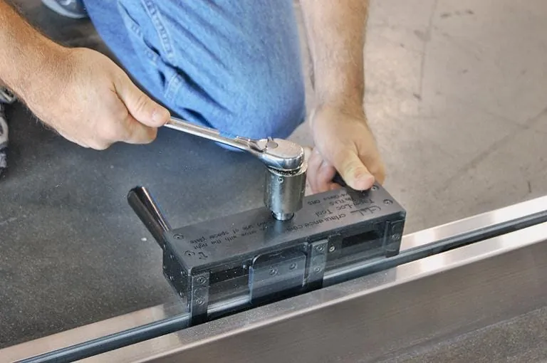 So schnell installieren Sie Glasgeländer Schritt für Schritt