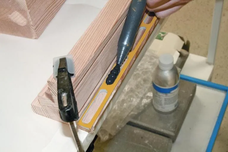 In acht Schritten Holzfenster kleben