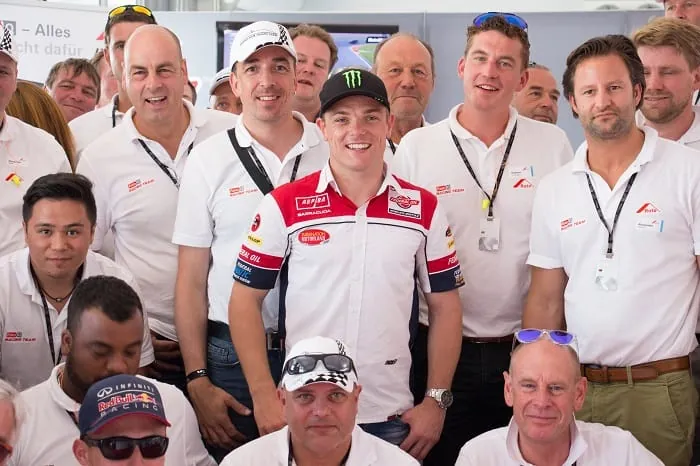 Sam Lowes begrüßt Dachhandwerker persönlich