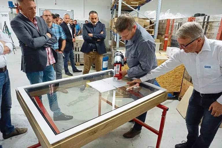 Scheibenverklebung auf beschichteten Holzoberfl&auml;chen