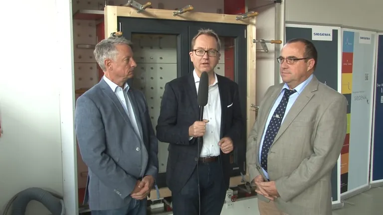 Chefredakteur Reinhold Kober mit Jürgen Sieber, Erster Vorsitzender des Fachverbands GFF BW, und dem Zweiten Vorsitzenden Wolfgang Gaste (l.).