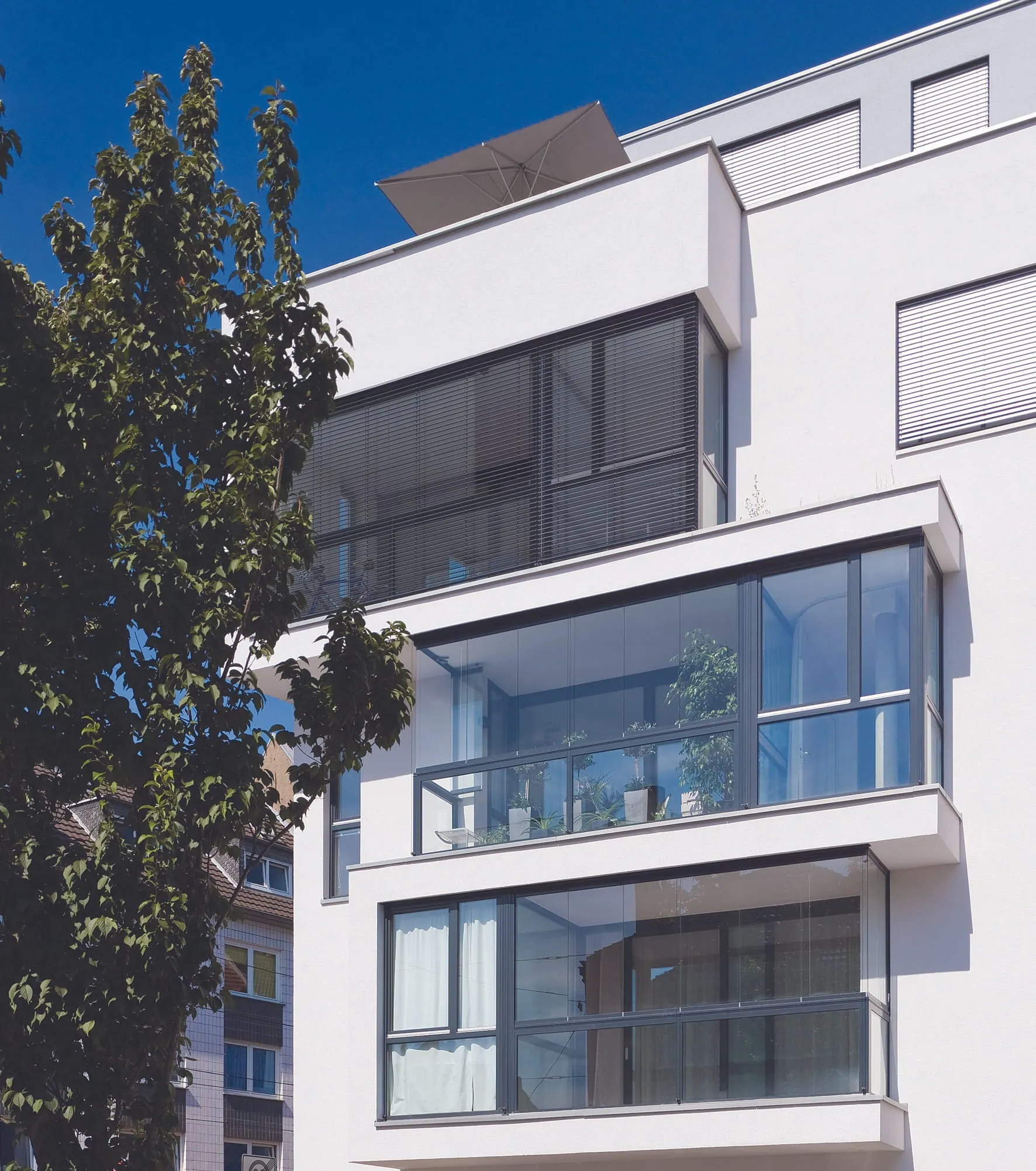 Glas-Flügel für das olympische Dorf