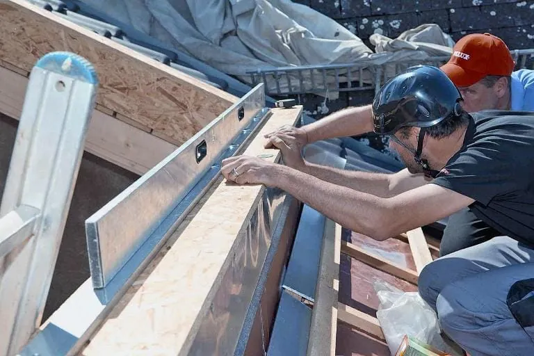 So gelingt der Einbau dieses Oberlichtsystems an einem Tag