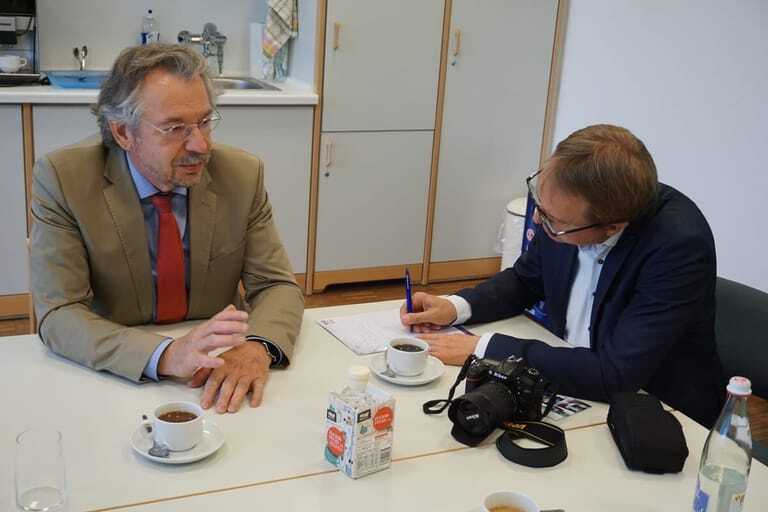 Noch-Schulleiter Hans Wudy (li.) im Gespräch mit GFF-Chefredakteur Reinhold Kober.